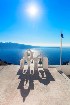 Foto de Santorini, Grecia. Composición minimalista arquitectura tradicional de la isla de Santorini. Arcos blancos con cúpulas sobre el fondo del mar azul, una hermosa sombra en un día soleado. Grecia, Santorini, Oia - Imagen libre de derechos
