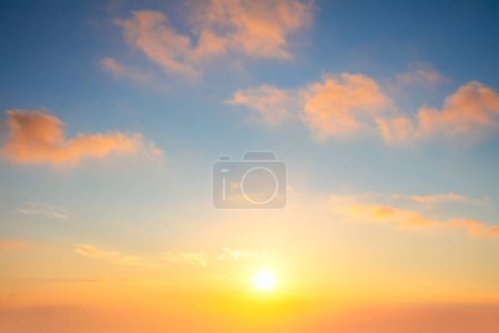 Foto de Paisaje nublado de pastel. Salida del sol cielo puesta del sol con suaves nubes de colores sin ningún pájaro. Con sol. Cielo verdadero - Imagen libre de derechos