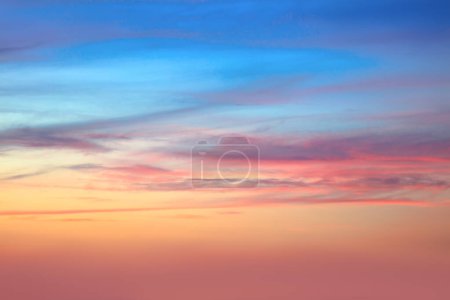 Téléchargez les photos : Ciel doux au coucher du soleil ou au lever du soleil avec de vrais nuages pastel, des couleurs naturelles. ciel réel et nuages - en image libre de droit