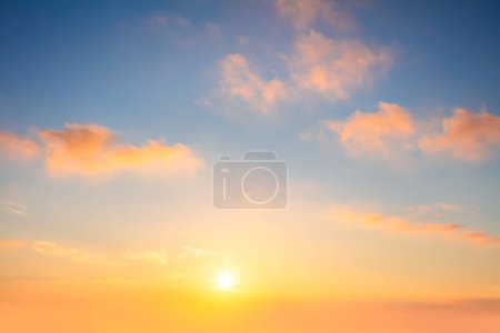 Foto de Paisaje nublado Pastel claro. Salida del sol cielo puesta del sol con suaves nubes de colores sin ningún pájaro. Con sol. Cielo verdadero - Imagen libre de derechos