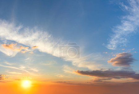 Foto de Fondo real Sunrise Sundown Sky con nubes de colores y sol. Cloudscape natural - Imagen libre de derechos
