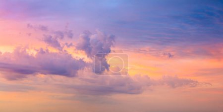 Foto de Majestuoso amanecer cielo al atardecer con suaves nubes de colores sin pájaros. Cielo de verdad. Panorámica - Imagen libre de derechos