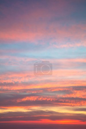 Foto de Colores pasteles de la puesta del sol real cielo con hermosas nubes de luz sin ningún pájaro. Vertical - Imagen libre de derechos