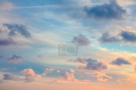 Foto de Cielo - Real majestuoso amanecer fondo cielo puesta del sol con suaves nubes de colores. Sin pájaros. Cielo verdadero - Imagen libre de derechos
