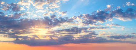 Foto de Colores suaves Panorámica Sunrise Sundown Sanset Sky con nubes de colores. Sin pájaros. Gran cielo panorámico foto - Imagen libre de derechos