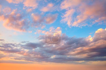 Téléchargez les photos : Ciel incroyable réel - Couleurs douces Panoramique Coucher de soleil Coucher de soleil Sanset Sky avec des nuages colorés. Sans oiseaux. Fond Cloudscape naturel - en image libre de droit