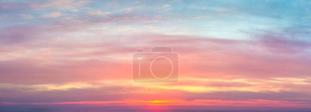 Foto de Real increíble salida del sol panorámica puesta del sol cielo con suaves nubes de colores. cielo real y nubes. Sin aves. - Imagen libre de derechos