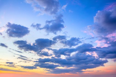 Foto de Cielo Real - Colores ligeros suaves de la salida del sol cielo puesta del sol con nubes de luz pastel, foto del cielo real. Cielo real paisaje nublado fondo natural. - Imagen libre de derechos