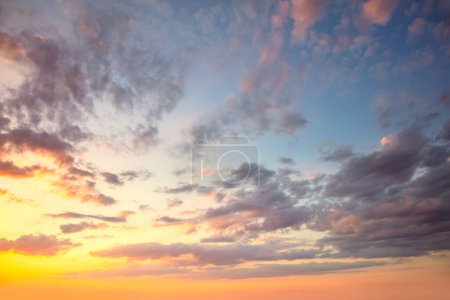 Foto de Increíble cielo real - Colores vibrantes Panoramic Sunrise Sundown Sanset Sky con nubes de colores. Sin pájaros. Fondo natural del paisaje nuboso. - Imagen libre de derechos