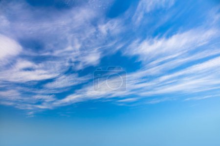 Foto de Cielo de día claro real - cielo azul real durante el día con nubes de luz blanca Libertad y paz. Cloudscape cielo azul. Sin aves. - Imagen libre de derechos