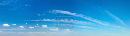Téléchargez les photos : Ciel panoramique - ciel bleu réel pendant la journée avec nuages de lumière blanche Liberté et paix. Grand format photo Ciel bleu Cloudscape. Sans oiseaux. Contexte naturel - en image libre de droit