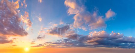 Foto de Ave cielo real - Colores suaves Panoramic Sunrise Sundown Sanset Sky con nubes de colores. Sin pájaros. Gran cielo panorámico con sol. Paisaje nublado - Imagen libre de derechos