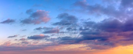 Foto de Fondo panorámico Real Sky. Nubes rosas románticas en el cielo del amanecer. Tierno estado de ánimo Sunrise Sundown Sunset sky panorama. Fondo natural de paisaje nublado - Imagen libre de derechos