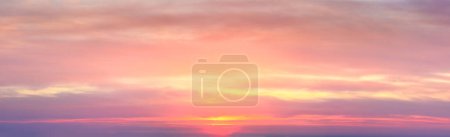 Téléchargez les photos : Véritable incroyable lever de soleil panoramique coucher de soleil ciel avec des nuages colorés doux. ciel réel et nuages. Long panorama, recadrez-le - en image libre de droit