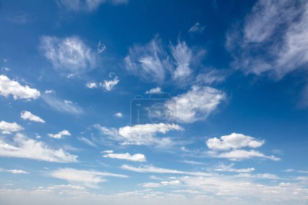 Foto de Cielo de día real - cielo azul real durante el día con nubes de luz blanca Libertad y paz. Gran formato de foto Cloudscape cielo azul. Sin aves. - Imagen libre de derechos