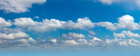 Foto de Panorama del cielo azul real durante el día con nubes de luz blanca Libertad y paz. Gran formato de foto Cloudscape cielo azul - Imagen libre de derechos