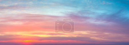 Foto de Colores ligeros suaves del cielo de la puesta del sol del amanecer con las nubes de luz coloridas, panorámica del cloudscape de las resoluciones del hi - Imagen libre de derechos