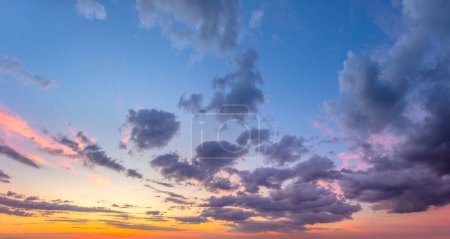 Foto de Cielo Real - Colores ligeros suaves de la salida del sol cielo puesta del sol con nubes de luz pastel, foto del cielo real. Cielo real paisaje nublado fondo natural. Sin aves - Imagen libre de derechos