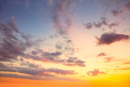 Foto de Cielo real - Colores dorados Sunrise Sundown Sanset Sky con nubes de colores. Sin pájaros. Fondo natural del paisaje nuboso. - Imagen libre de derechos