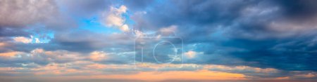 Foto de Stormy Dramatic Sky - Colores vibrantes Pof Real Sky - Panoramic Sunrise Sundown Sanset Sky con nubes de colores. Sin pájaros. Fondo natural del paisaje nuboso. - Imagen libre de derechos