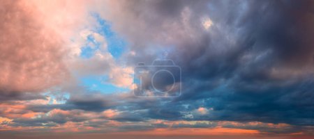 Téléchargez les photos : Stormy Dramatic Sky - Couleurs vibrantes Pof Real Sky - Panoramique Sunrise Sundown Sanset Sky avec des nuages colorés. Sans oiseaux. Fond Cloudscape naturel. Panoramia - en image libre de droit