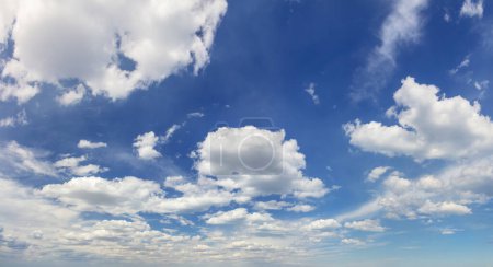 Foto de Cielo panorámico - verdadero cielo azul durante el día con nubes de luz blanca Libertad y paz. Gran formato de foto Cloudscape cielo azul. Sin aves - Imagen libre de derechos