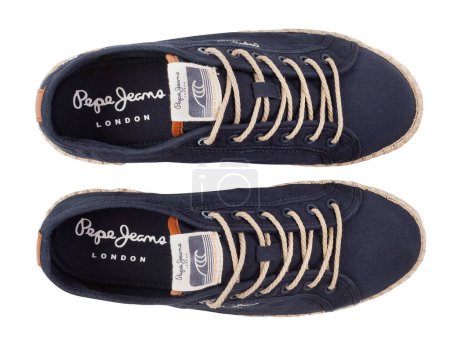 Foto de Pepe jeans alpargatas zapatos camino aislado en blanco vista superior - Imagen libre de derechos