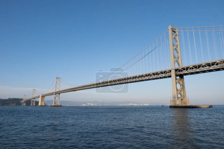 Foto de Vista panorámica de un puente colgante de la bahía de San Francisco sobre el mar azul claro y el cielo - Imagen libre de derechos