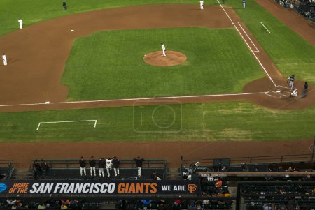 Foto de SAN FRANCISCO, CA, 23 de agosto: Vista aérea del equipo Giants jugando un partido de béisbol contra los Cerveceros Milwaukee en el estadio de béisbol de San Francisco con multitud. Estados Unidos 2017. - Imagen libre de derechos