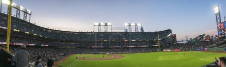 Foto de SAN FRANCISCO, CA, 23 de agosto: Vista panorámica del equipo de los Gigantes jugando un partido de béisbol contra los Cerveceros de Milwaukee en el estadio de béisbol base de San Francisco con multitud. Estados Unidos 2017. - Imagen libre de derechos