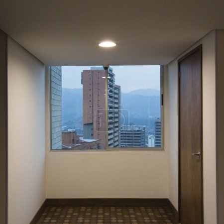 Foto de Vista de edificios desde el interior de un apartamento en Medellín. - Imagen libre de derechos