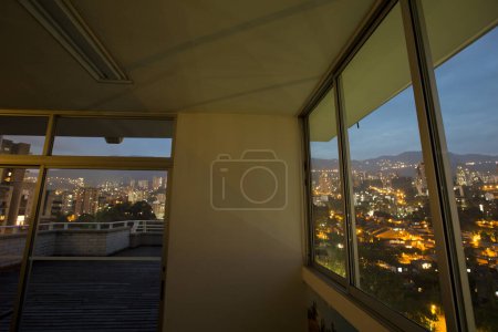 Foto de Una terraza en la azotea en Medellín que da a la ciudad por la noche con luces. Colombia - Imagen libre de derechos