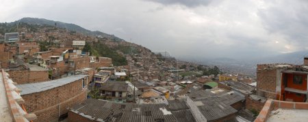 Foto de Barrios residenciales en las montañas que rodean Medellín Colo - Imagen libre de derechos
