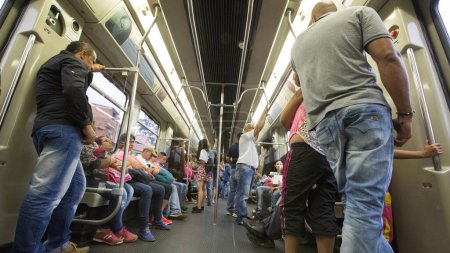 Foto de MEDELLIN, COLOMBIA, 15 DE MARZO: Personas que utilizan el tren de transporte público - Metro o metro en Medellín, Colombia 2015 - Imagen libre de derechos