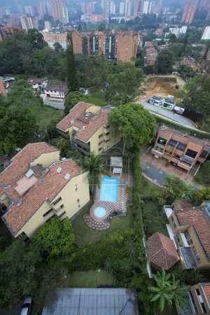 Foto de Vista aérea de edificios y montañas desde la colina Nutibara en Medellín, una de las ciudades más importantes de Colombia, en América del Sur - Imagen libre de derechos