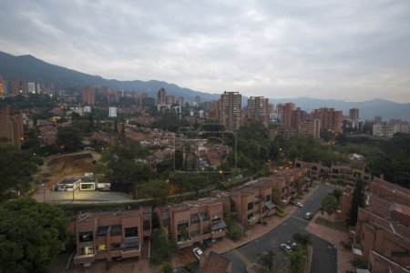 Foto de Vista aérea de edificios y montañas desde la colina Nutibara en Medellín por la noche, una de las ciudades más importantes de Colombia, en América del Sur - Imagen libre de derechos