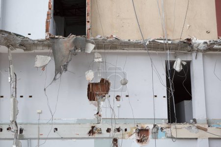 Téléchargez les photos : Une maison en cours de démolition - en image libre de droit