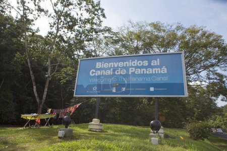 Foto de CIUDAD DE PANAMÁ, PANAMÁ, 1 DE MARZO DE 2014: Canal de Panamá da la bienvenida a signon el camino a Miraflores. - Imagen libre de derechos