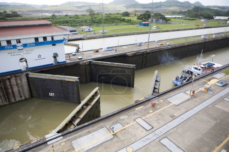 Tore und Becken der Miraflores schleusen Panamakanalfüllungen, um ein Schiff zu heben. panama city, panama 2014.