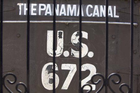 Foto de Firme en un viejo contenedor oxidado con el Canal de Panamá, Panamá, 2014. - Imagen libre de derechos