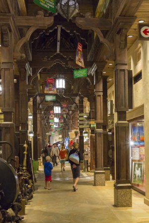 Foto de Dubai, Emiratos Árabes Unidos - 06 de enero de 2016: Turistas caminando en el Zoco de Madinat. Un mercado interior que vende todos los regalos tradicionales. - Imagen libre de derechos