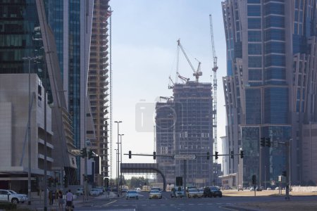 Foto de Dubai, Emiratos Árabes Unidos - 08 de enero de 2016: Vista de la calle de Dubai con edificios en construcción en el fondo. - Imagen libre de derechos