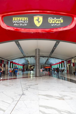 Foto de ABU DHABI, Emiratos Árabes Unidos - 10 de enero de 2016: Entrada de Ferrari World en la isla de Yas en Abu Dubai, Emiratos Árabes Unidos. Ferrari World - el parque de atracciones cubierto más grande del mundo. - Imagen libre de derechos