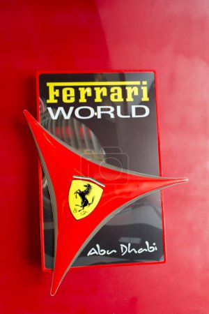 Foto de ABU DHABI, EAU. 10 de enero de 2016: Vista exterior de Ferrari World en la isla de Yas en Abu Dubai, Emiratos Árabes Unidos. Ferrari World - el parque de atracciones más grande del mundo. - Imagen libre de derechos