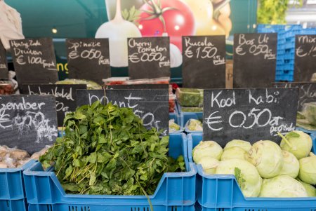 Foto de Puesto en el mercado de verduras vista frontal con enfoque selectivo en Amsterdam. Holanda - Imagen libre de derechos