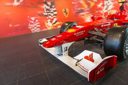 Foto de ABU DHABI, Emiratos Árabes Unidos - 10 de enero de 2016: Ferrari se exhibe en el Ferrari World en la isla de Yas en Abu Dubai, Emiratos Árabes Unidos, el 22 de diciembre de 2011. Ferrari World es el parque de atracciones cubierto más grande del mundo. - Imagen libre de derechos