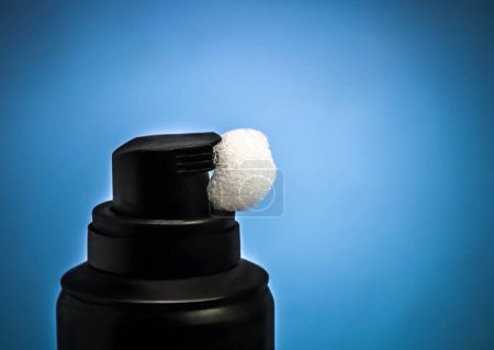 Téléchargez les photos : Shaving foam from a can in the bathroom on a blue background - en image libre de droit