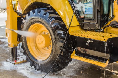 Téléchargez les photos : Laver un tracteur à roues lors d'un lavage de voiture avec une solution de mousse - en image libre de droit