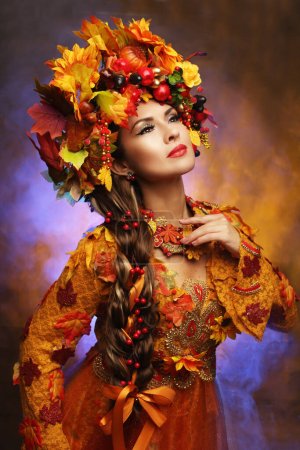 Mujer Reina Atumn en traje con hojas amarillas y rojas y una gran corona floral