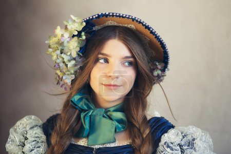 Téléchargez les photos : Jeune adolescent femme portrait régence époque bonnet chapeau gros plan - en image libre de droit